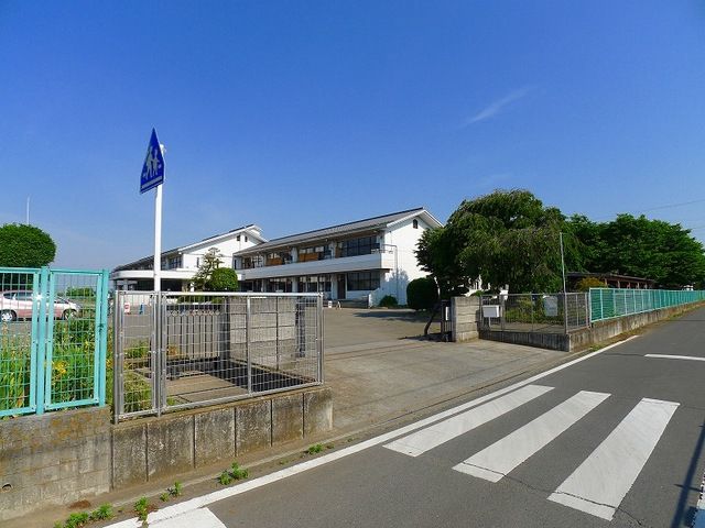 近くの小学校まで550m（徒歩7分）