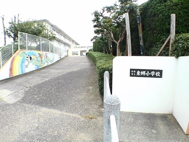 近くの宗像市東郷小学校まで500m（徒歩7分）
