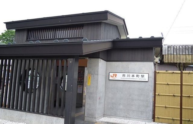 近くのＪＲ身延線市川本町駅まで1,100m（徒歩14分）