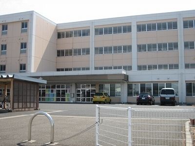 近くの五泉中学校まで800m（徒歩10分）