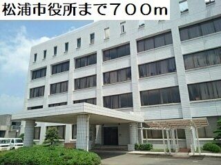 近くの松浦市役所まで700m（徒歩9分）