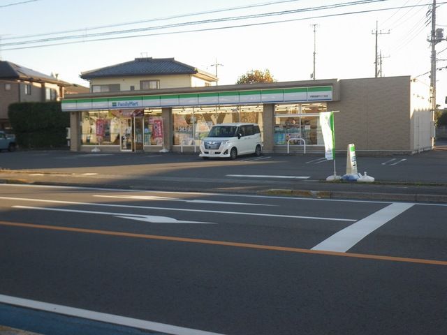 近くのファミリーマート越戸三丁目店まで390m（徒歩5分）