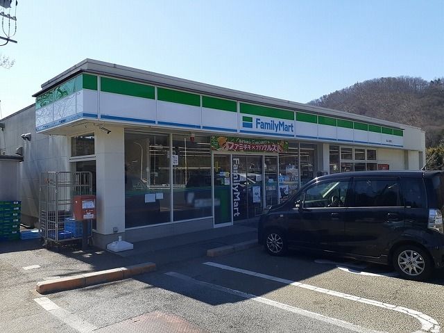 近くのファミリーマート塩山小屋敷店まで350m(徒歩5分)