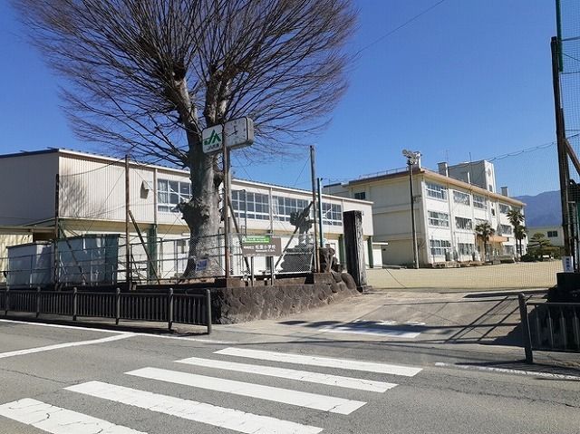 近くの甲州市立松里小学校まで500m（徒歩7分）