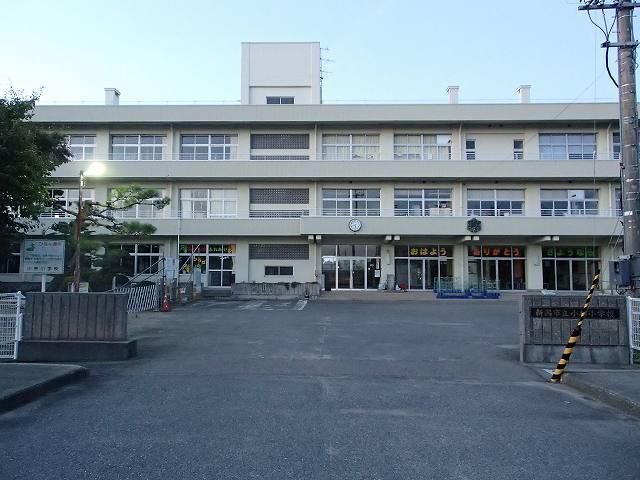 近くの小林小学校まで1,100m(徒歩14分)