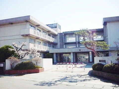 近くの小山田小学校まで1,300m（徒歩17分）