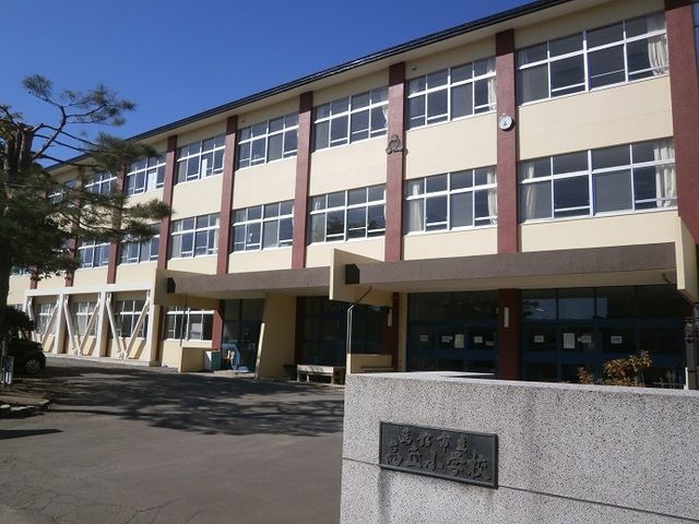 近くの函館市立高丘小学校まで300m(徒歩4分)