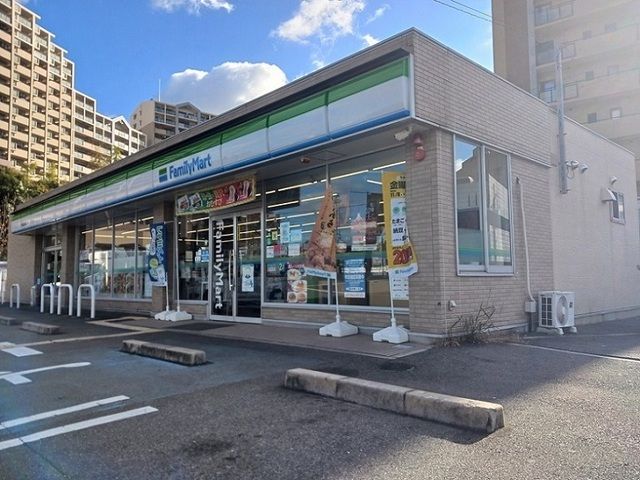近くのファミリーマート様まで750m（徒歩10分）