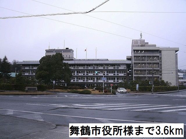 近くの舞鶴市役所まで3,600m（徒歩45分）