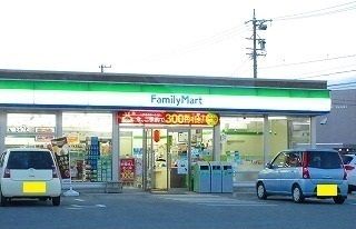近くのファミリーマート松阪鎌田町店まで750m(徒歩10分)