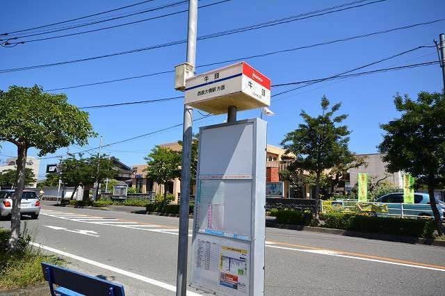 近くの西鉄バス牛頸停まで550m（徒歩7分）