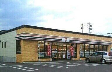 近くのセブンイレブン神居雨紛店まで400m（徒歩5分）