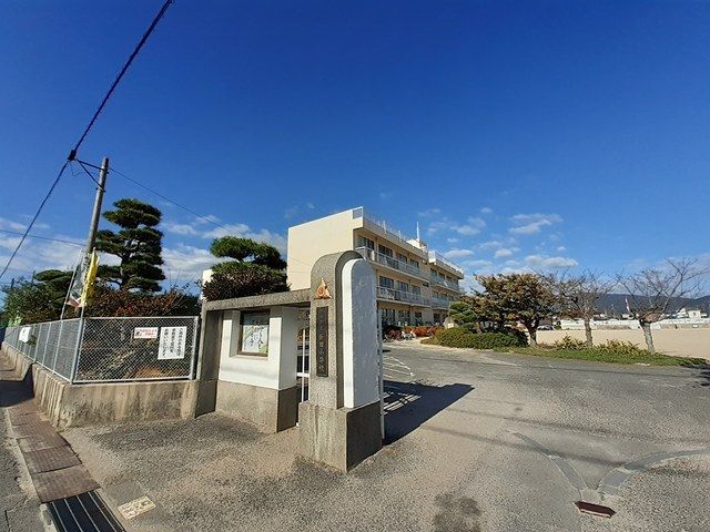 近くの防府市立新田小学校まで796m(徒歩10分)