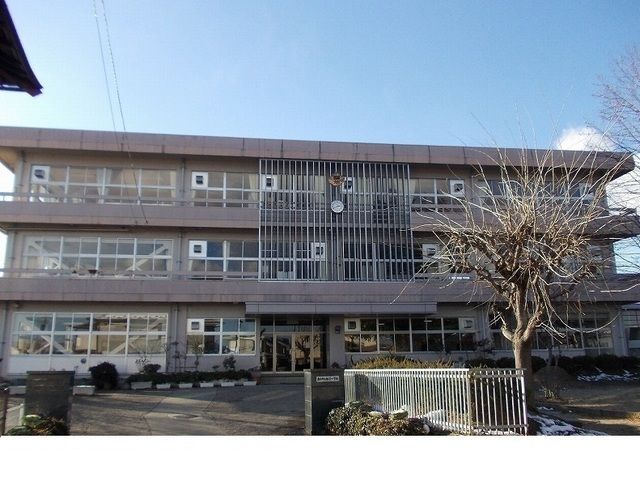 近くの醸芳小学校まで700m（徒歩9分）