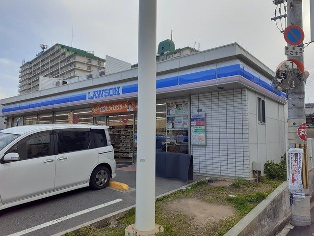 近くのコンビニまで300m（徒歩4分）