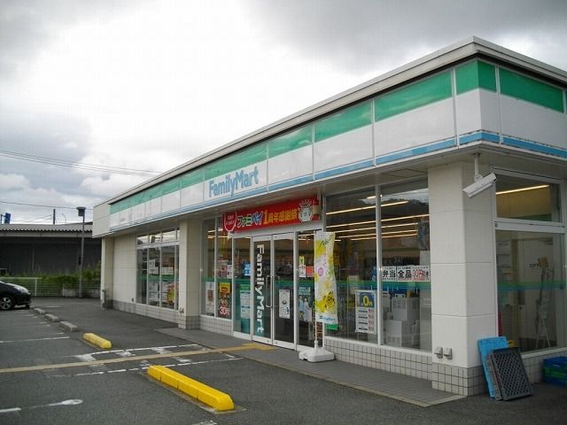 近くのファミリーマート鳥取杉崎店まで850m（徒歩11分）
