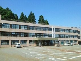 近くの長岡市与板支所まで1,080m（徒歩14分）