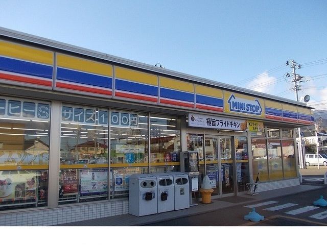 近くのミニストップ福島桑折町店まで600m（徒歩8分）