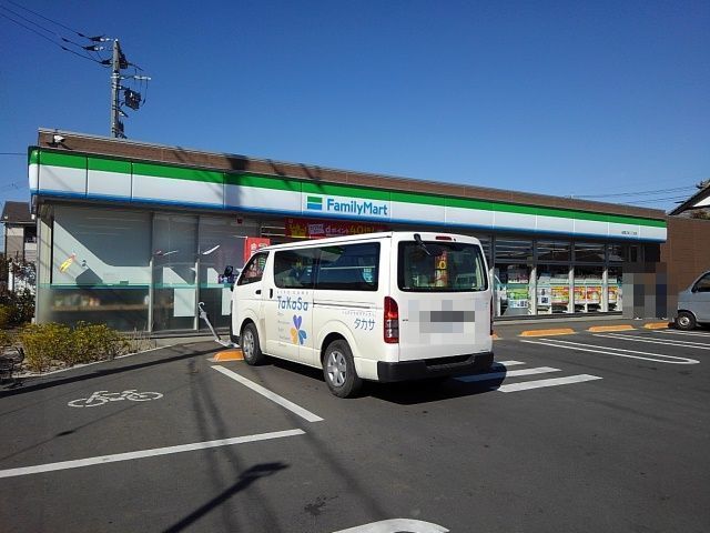 近くのファミリーマートまで450m(徒歩6分)