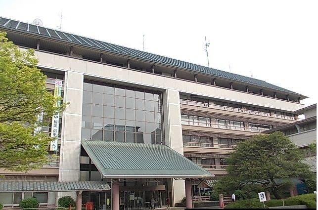 近くの成田市役所まで1,700m（徒歩22分）