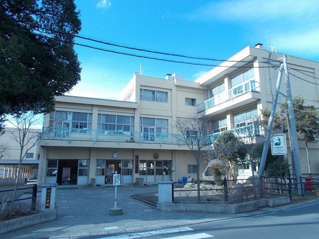 近くの神川小学校まで350m(徒歩5分)