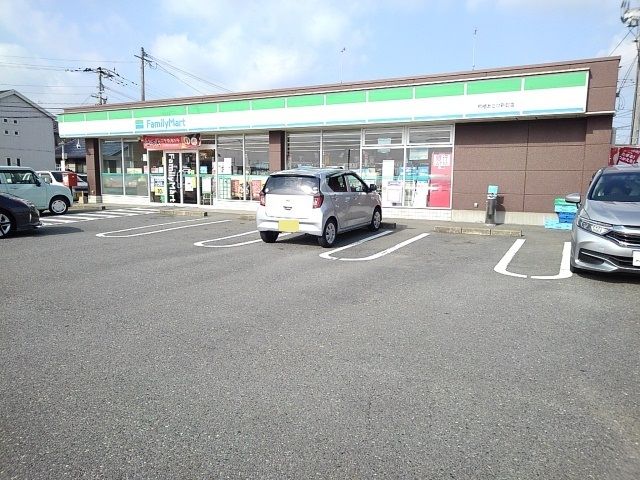 近くのファミリーマートあさひ新町店まで890m（徒歩12分）