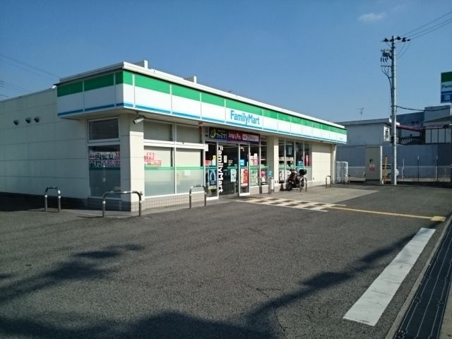 近くのファミリーマート様まで740m（徒歩10分）