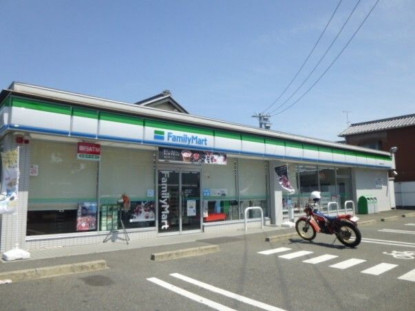 近くのファミリーマートまで100m(徒歩2分)