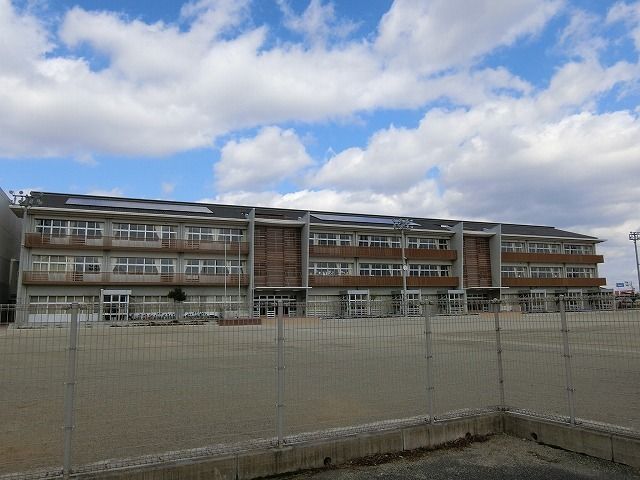 近くの八幡小学校まで750m(徒歩10分)