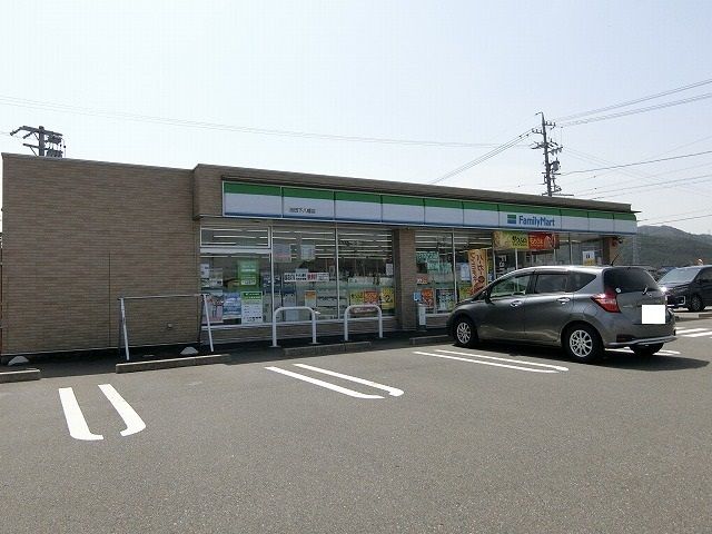 近くのファミリーマート 池田下八幡店まで1,300m(徒歩17分)