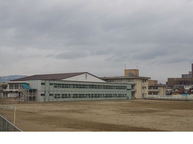 近くの福島市立岳陽中学校まで600m（徒歩8分）