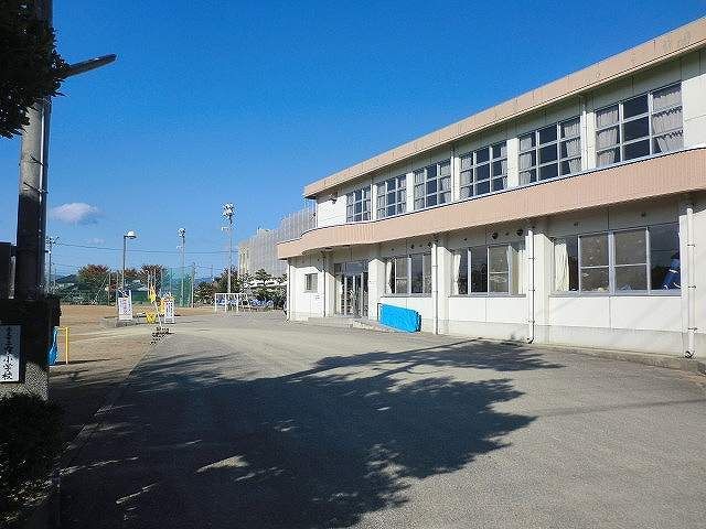 近くの窪小学校まで300m(徒歩4分)