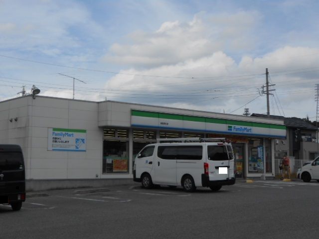 近くのファミリーマート彦根原町店様まで1,400m（徒歩18分）
