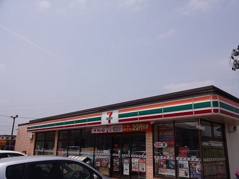 近くのセブンイレブンまで590m（徒歩8分）
