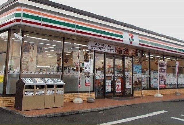 近くのセブンイレブン早川駅前店まで450m（徒歩6分）