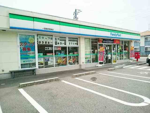 近くのファミリーマート 奥町駅東店まで600m(徒歩8分)
