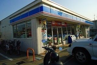 近くのコンビニまで50m（徒歩1分）