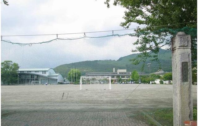 近くの忍野村立忍野中学校まで950m（徒歩12分）