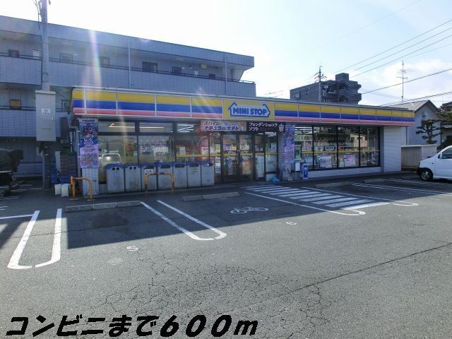 近くのミニストップまで600m（徒歩8分）