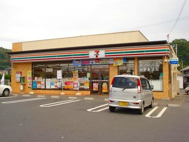 近くのコンビニまで400m（徒歩5分）