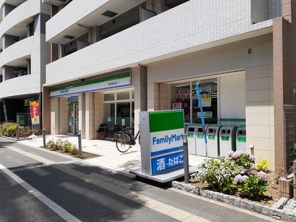 近くのファミリーマートまで650m（徒歩9分）
