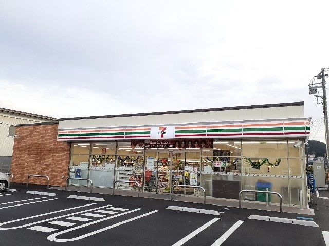 近くのセブンイレブン富士宮中里東町店まで350m（徒歩5分）
