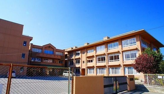 近くの大里小学校まで1,000m(徒歩13分)