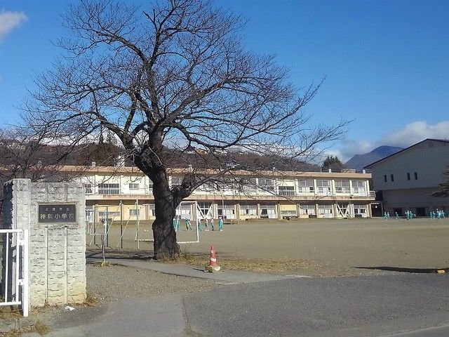 近くの神科小学校まで1,400m(徒歩18分)