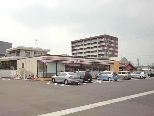 近くのコンビニまで750m（徒歩10分）
