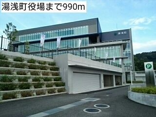 近くの湯浅町役場まで990m（徒歩13分）