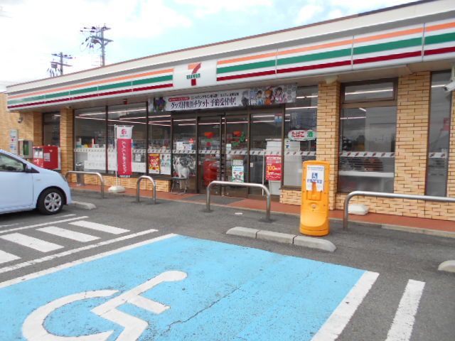 近くのコンビニまで290m（徒歩4分）