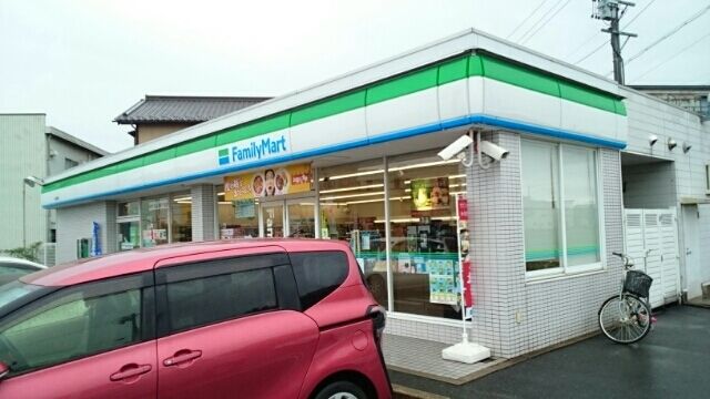 近くのファミリーマートまで360m（徒歩5分）
