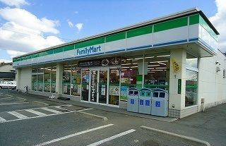 近くのファミリーマート八本松磯松店まで400m(徒歩5分)