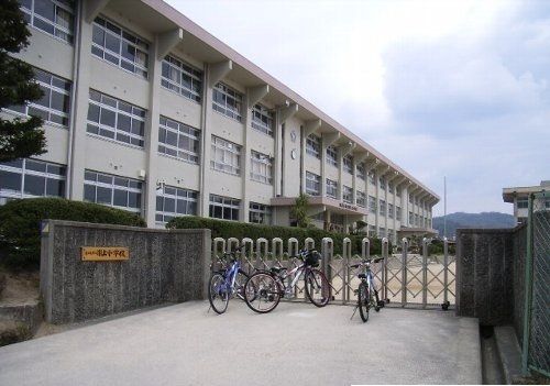 近くの川上小学校まで400m(徒歩5分)